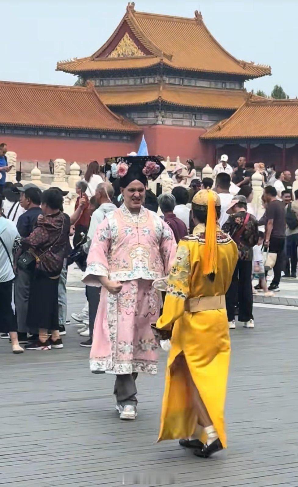 皇帝的嫔妃还兼带刀侍卫是吧。​​​