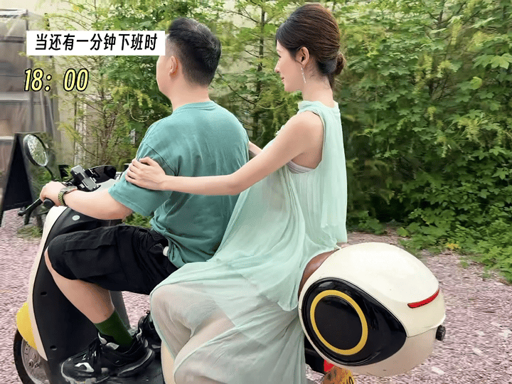 张予曦诡异的像AI张予曦这礼服+拖鞋+电动车的搭配，再配上张予曦那如同AI般丝