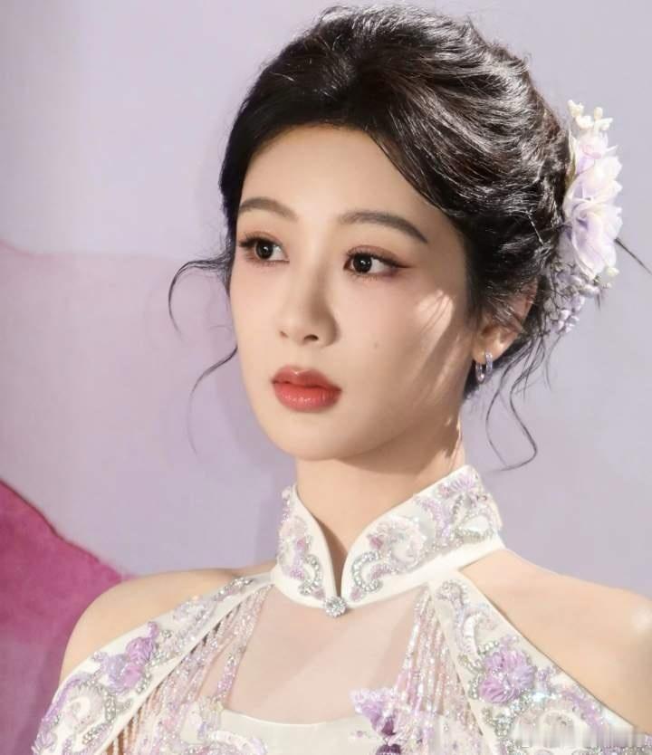 明星新增代言哪个女明星的商务价值更高1. 白鹿成衣奢代2. 杨紫阿迪达斯，北