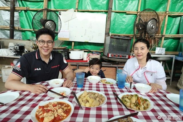 霍启刚这回又被网友偶遇了！12月14日他一个人拎着布袋在街头溜达，被粉丝求合影居