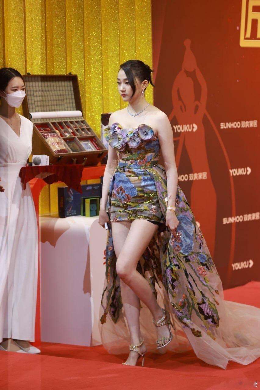 关晓彤造型师去哪儿进修了确实比以前好看了