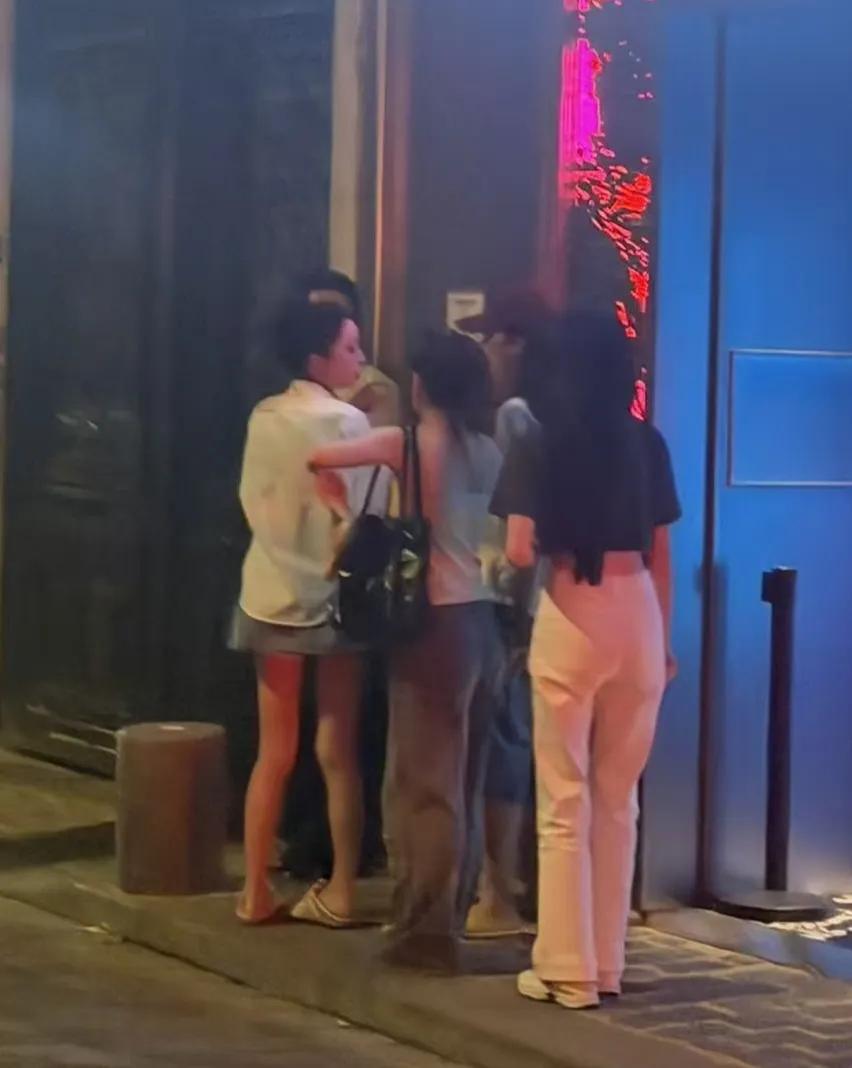 王思聪和美女在巴黎某酒吧玩嗨了，高兴过后一起走出酒吧，王思聪意犹未尽靠在墙边，4