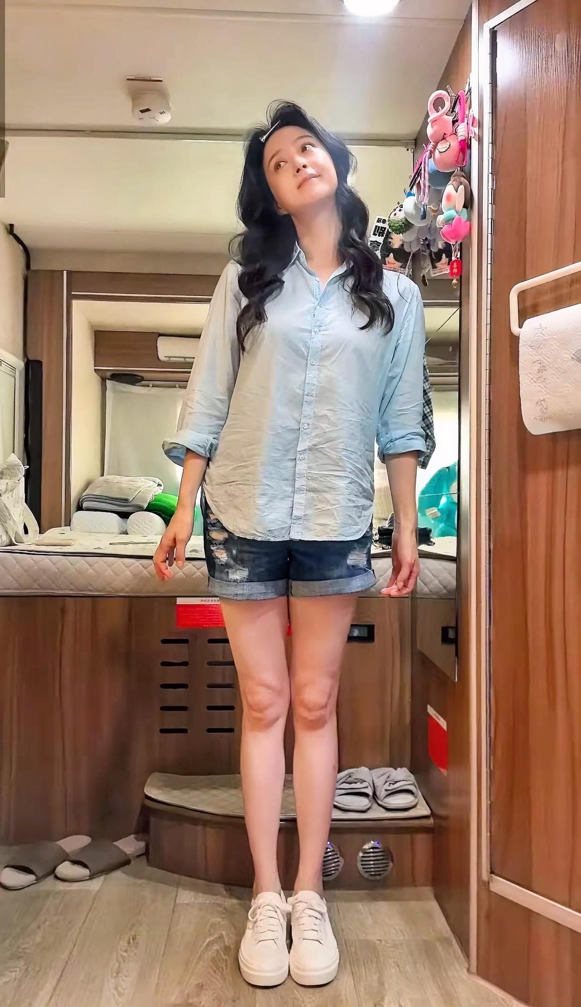 镜中人影，似水年华。