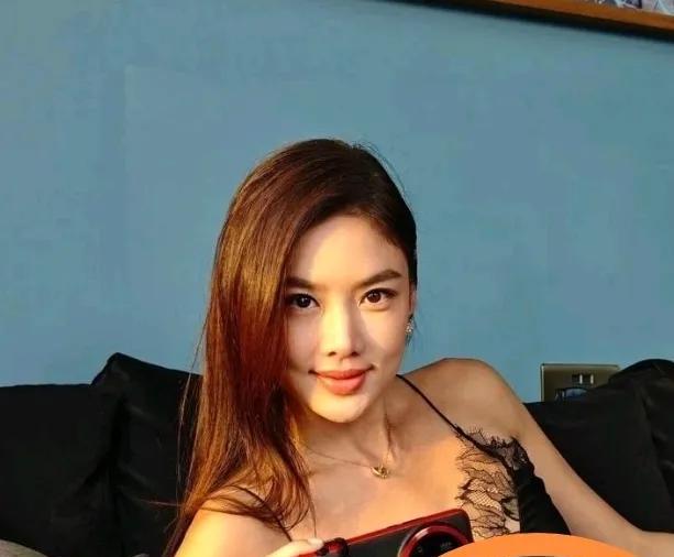 看到乐基儿这样的嘴唇，突然瞬间就明白了为何那么多人都说厚嘴唇很xing感了，也更