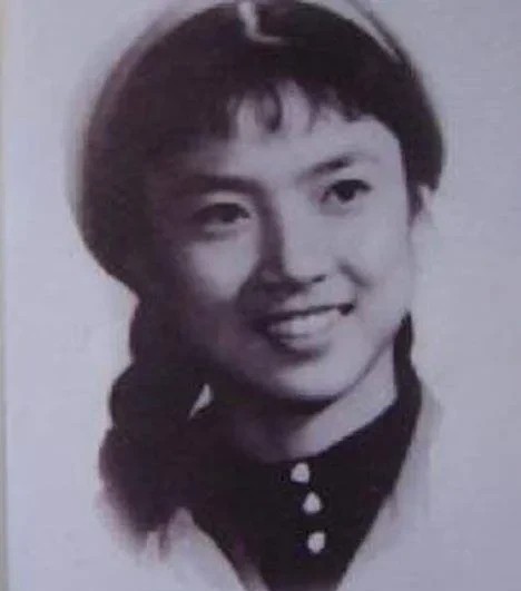 1969年，东交民巷的一家招待所里，邱会作夫人等人围着18岁的南京军区歌舞团演员