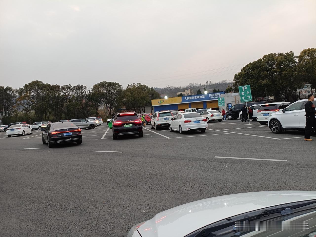 果然每年春节高速免费时服务区给车加油的排满长长的队伍更不要说充电桩了充电半