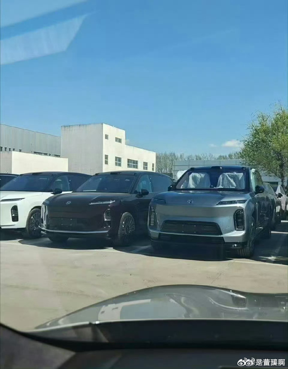 已经有人准备开喷蔚来ES9的体重了。它们觉得，斌哥吐槽过车辆太重会压坏马路，于是