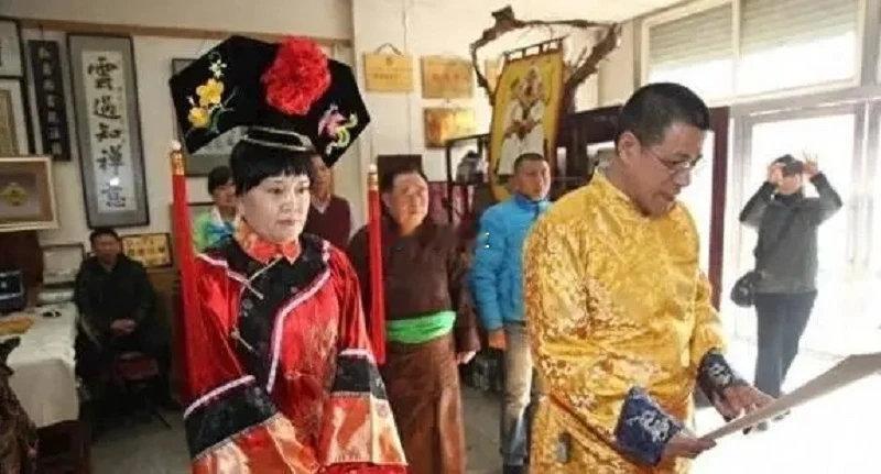大清明明已灭亡106年，而乾隆7世孙仍旧穿龙袍祭祖，家里依旧金碧辉煌。