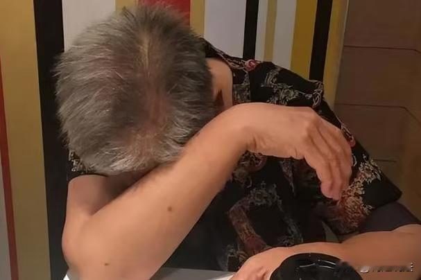 江苏徐州，吴奶奶的儿子在四年前发生车祸离世，责任方将三个孙女的20万赔偿款转到了