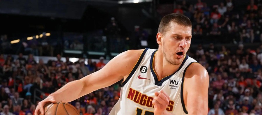 2014年，约基奇第41顺位被选中。2023年，他全票拿下FMVP，11张票一张没丢。然后美国记者C