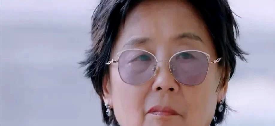 黄圣依这辈子做的最糊涂的一件事，不是嫁给二婚的杨子，也不是42岁离婚后搬回娘家，