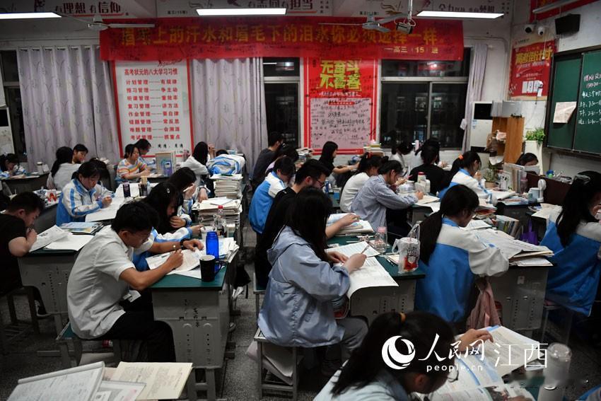 2026年高考出现最离谱的一幕，足足45万考生主动弃考退场。很多人误以为高