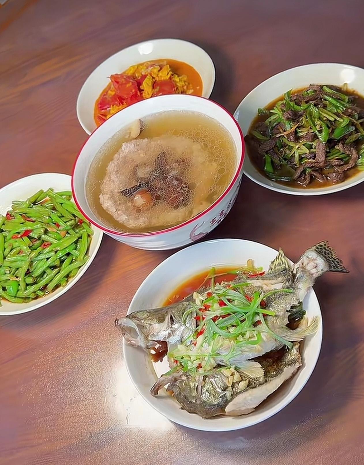 侄子上大学后，家里只剩哥嫂两个人。嫂子爱做饭，两人餐照样荤素齐全，家常菜做得色香