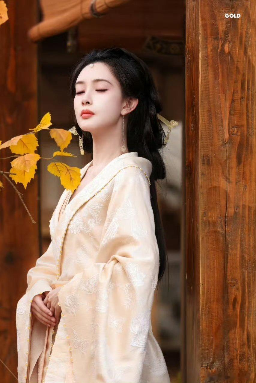 孟子义清冷钓系美人这路透也太惊艳了，孟子义古装给满分，孟姐这清冷钓系扮相太杀我