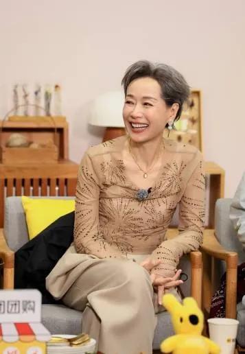 被叶童的卡其色穿搭温柔到了叶童这套造型真的太绝了！卡其薄纱长袖+阔腿裤，温