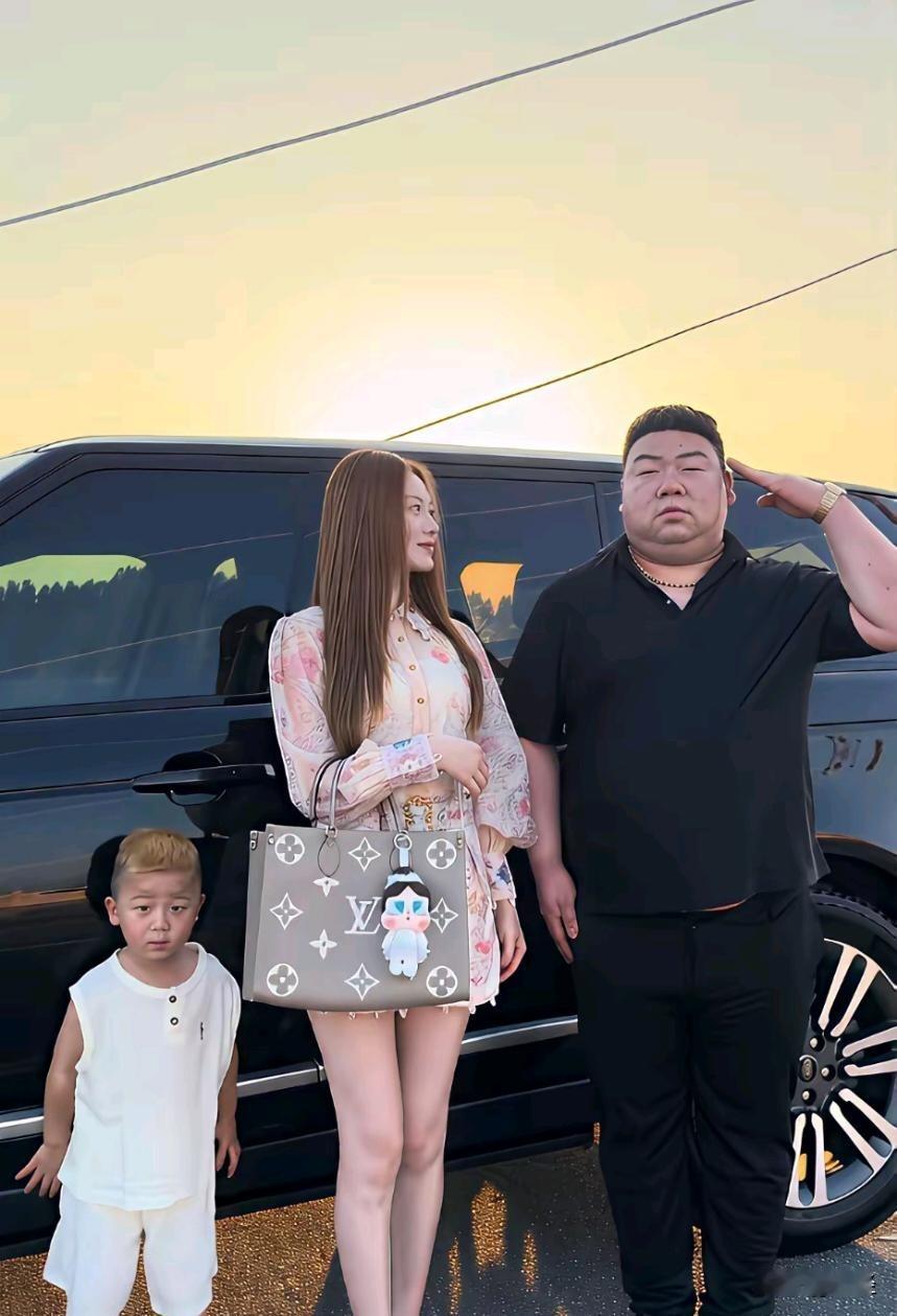 真爱真是越来越少了，羡慕这一家人。别的不说，就看嫂子看大哥的眼神就知道，我图的