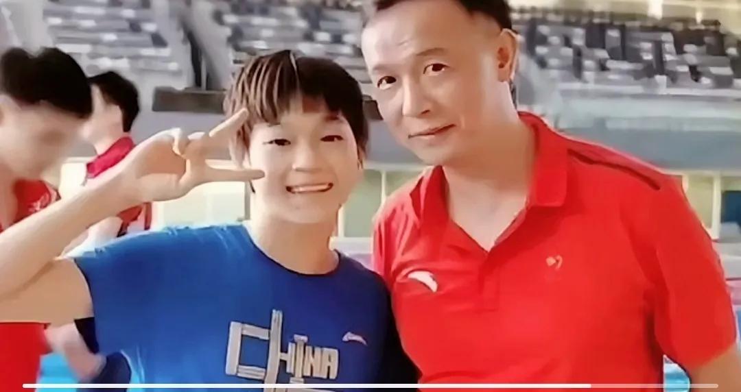 全红婵和何威仪教练的暖心情谊刷到这张婵宝和何威仪教练的合照，真的太温馨啦！婵宝