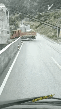 后面的小车，瑟瑟发抖。