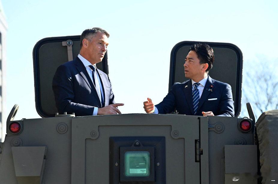 日本防卫大臣小泉进次郎今天上午在东京会见澳大利亚国防部长马尔斯，就昨天中国军机对