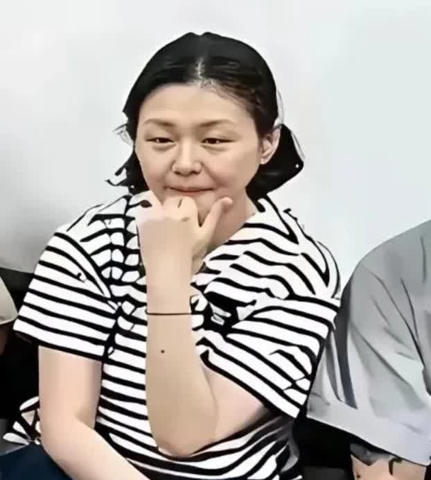 她不是胖瘦的问题，而是看上去，有点老态毕现的感觉，跟卤蛋在一起，不得不说，真的很