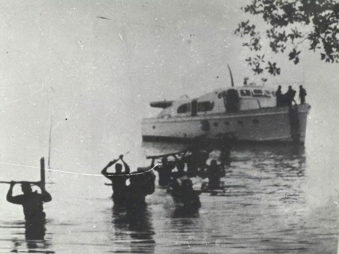 🔴🛥️1956年12月2日，由菲德尔·卡斯特罗率领的82名远征战士由墨西哥