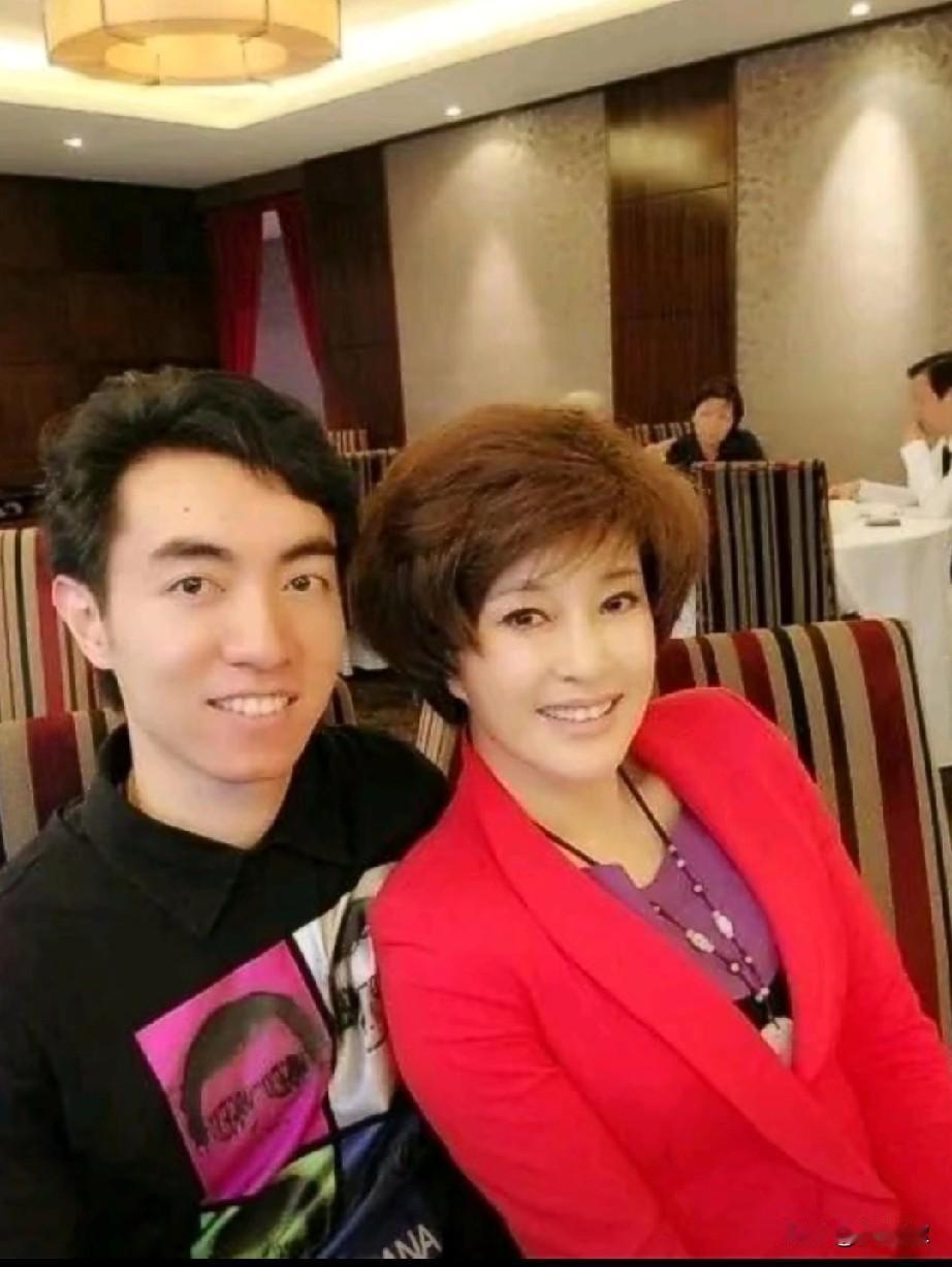 所以人啊，一定要想尽办法生自己的孩子。养了40年的儿子，突然不认她了。不是亲生