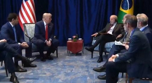 赢了?巴西也赢了!先瞧瞧巴西总统卢拉的“坐姿”,那是一种自信的表现。大家都知道