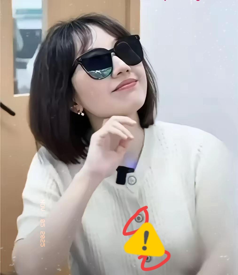 曾医生和祖院长还挺讲究卫生的，把医院的一次性中单铺沙发上了，应该是怕两个人把沙发