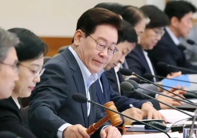 175比2碾压通过！李在明亲手拆毁检察帝国，真以为能摆脱美国控制？韩国国务会