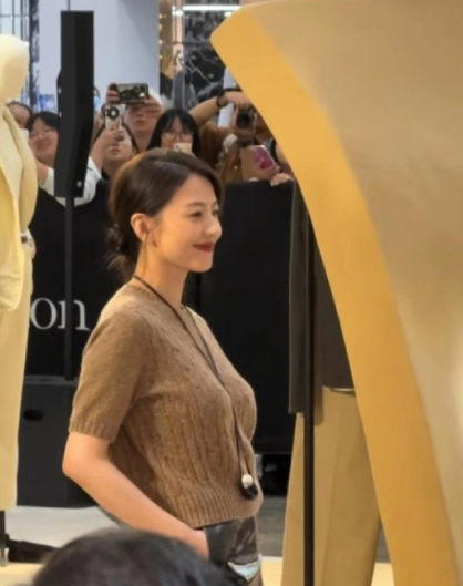 高圆圆也老了，这身材都是岁月的痕迹，女神也抵抗不了时间啊！