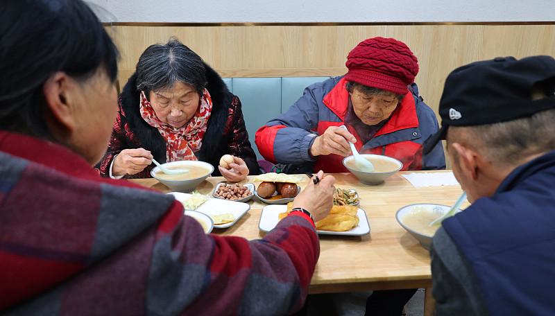 给家里老人安排早餐踩过不少坑，后来跟着医生给的建议调整，现在全家都觉得合理多了。