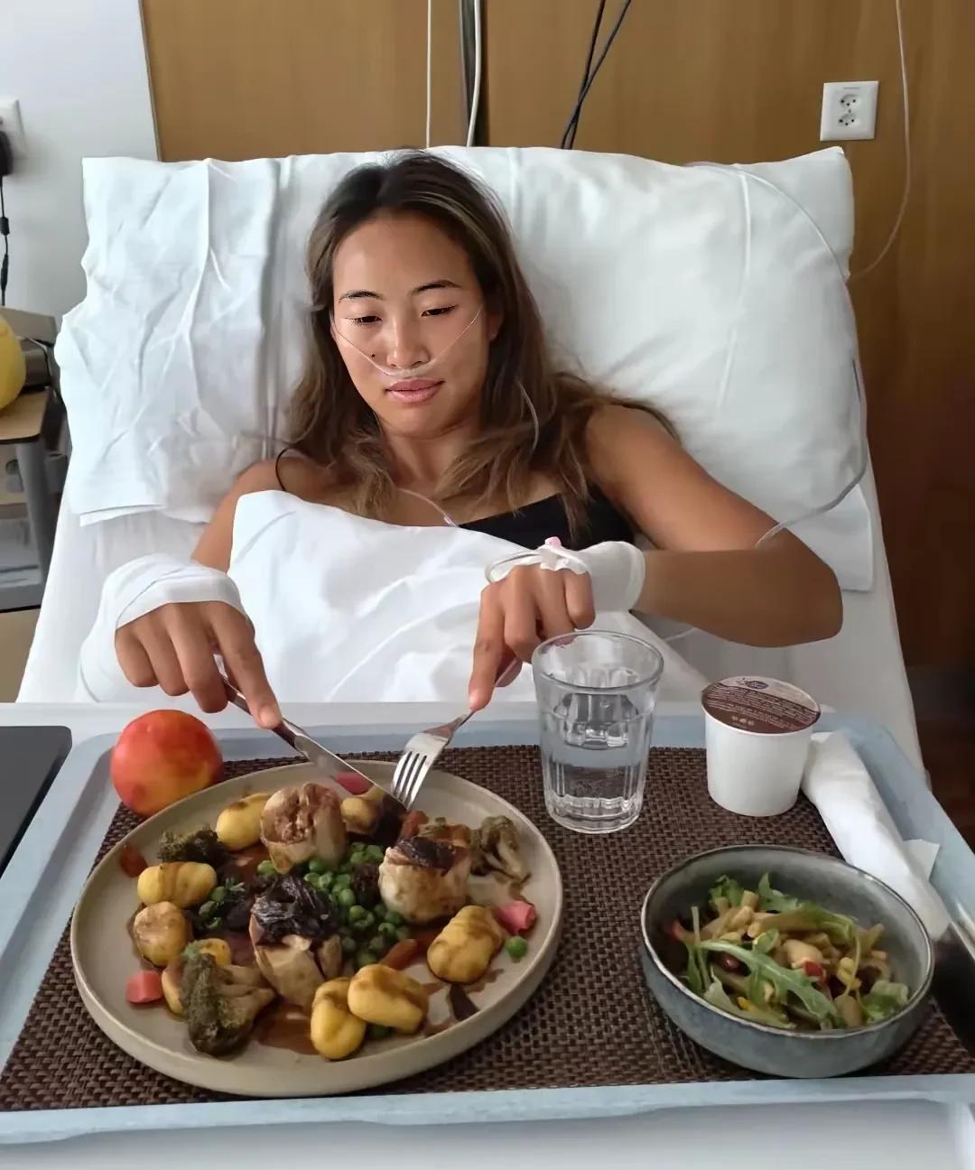 看着郑钦文吃饭这张照片我真的是急得团团转郑钦文在医院的病床上，鼻子还插着