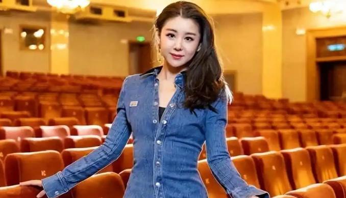 成龙追她那会儿，她干脆利落抽身就走。有钱老板甩出大把钞票，她扭头就躲。林子祥追了