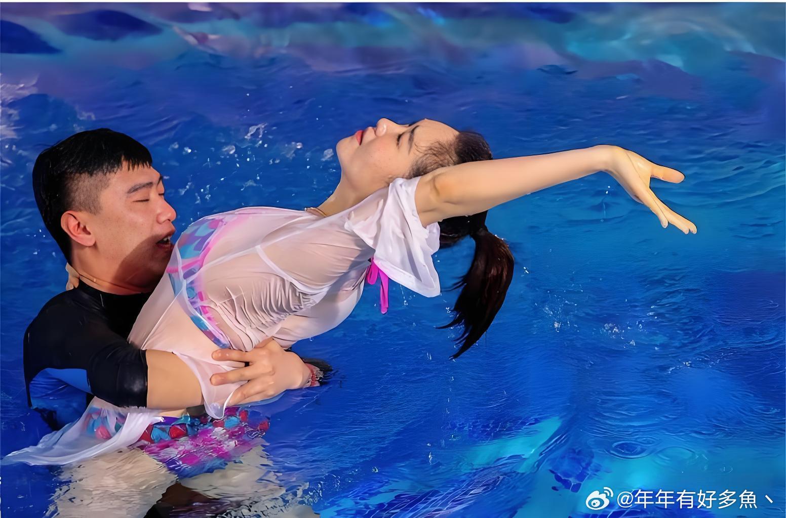 左小青当年参加综艺看上去放的很开，这身材太顶了