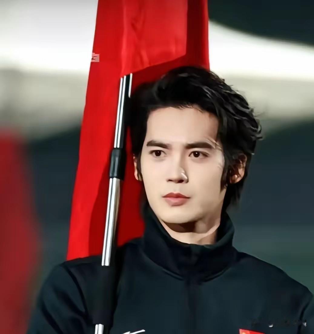 有没有人跟我一样，第一眼就被于适高举国旗策马入场的画面震住了？！你仔细看，