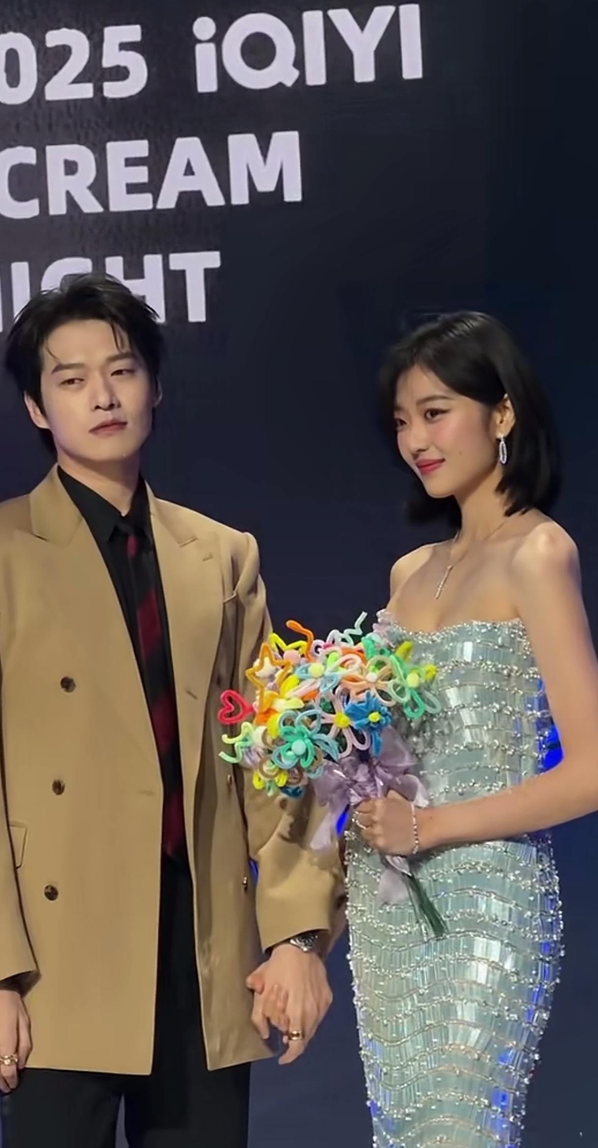 俊男靓女好般配好想大喊在一起，可惜男生已经有大十几岁的女友，感觉甜蜜稳定。两