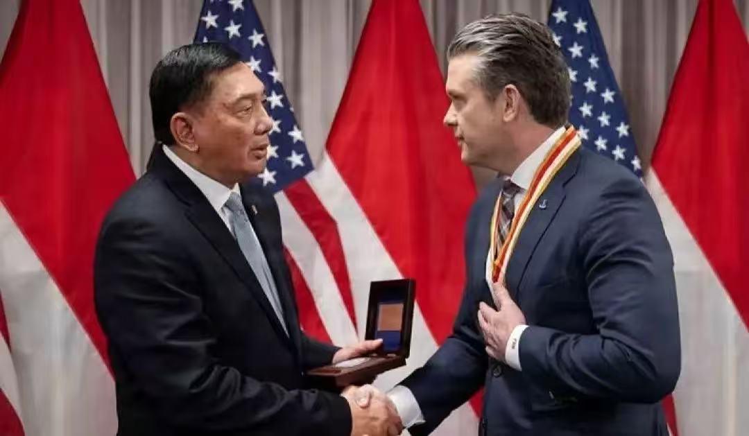 美国找上中方友国，要求开放领空，放美军借道进南海，就差签字了美国加急找上印尼