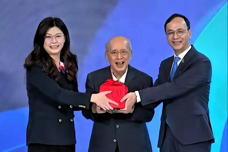 郑丽文接棒国民党主席半个月，已经让不少人感觉到画风突变。和前任朱立伦相比，她的动