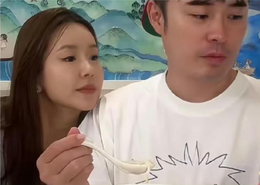 "子萱，这个虾仁剥好了，张嘴。""陈赫你干嘛呀，我又不是小孩子。""在我