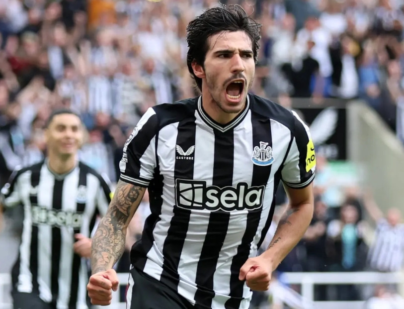 曼联的中场引援，其实是一个填空题：已知条件一：曼联正在续约梅努，B费可能留队