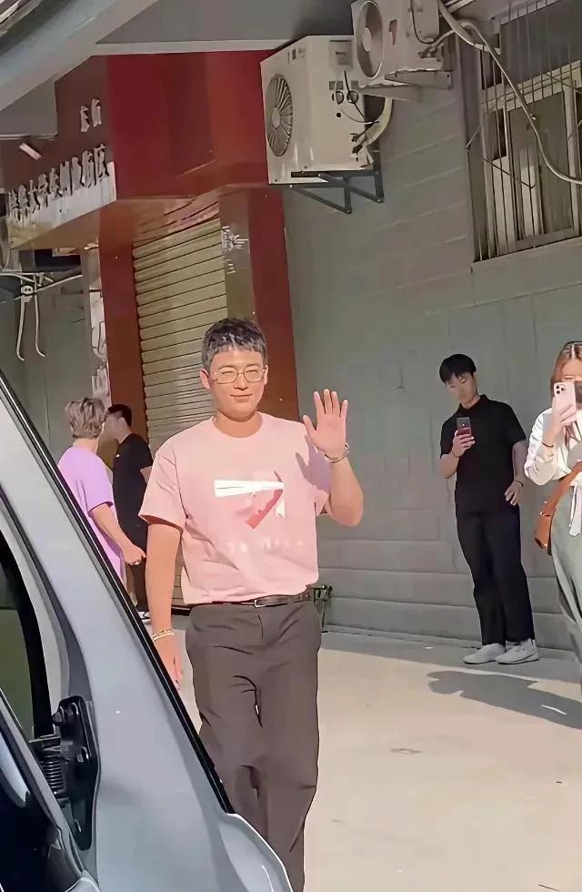 千万不要告诉我这是欧豪啊，欧豪才32岁，花期怎么这么短？一下子变成了油腻腻的大叔