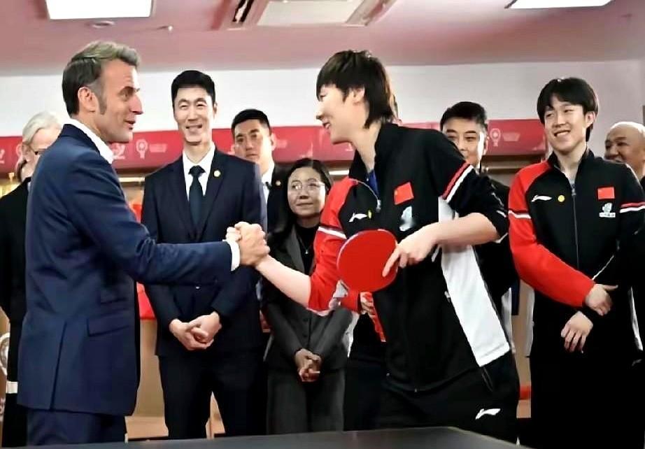 王曼昱这波真给运动员“长脸”到姥姥家了！现在网上吵翻了——有人说她跟马克龙打