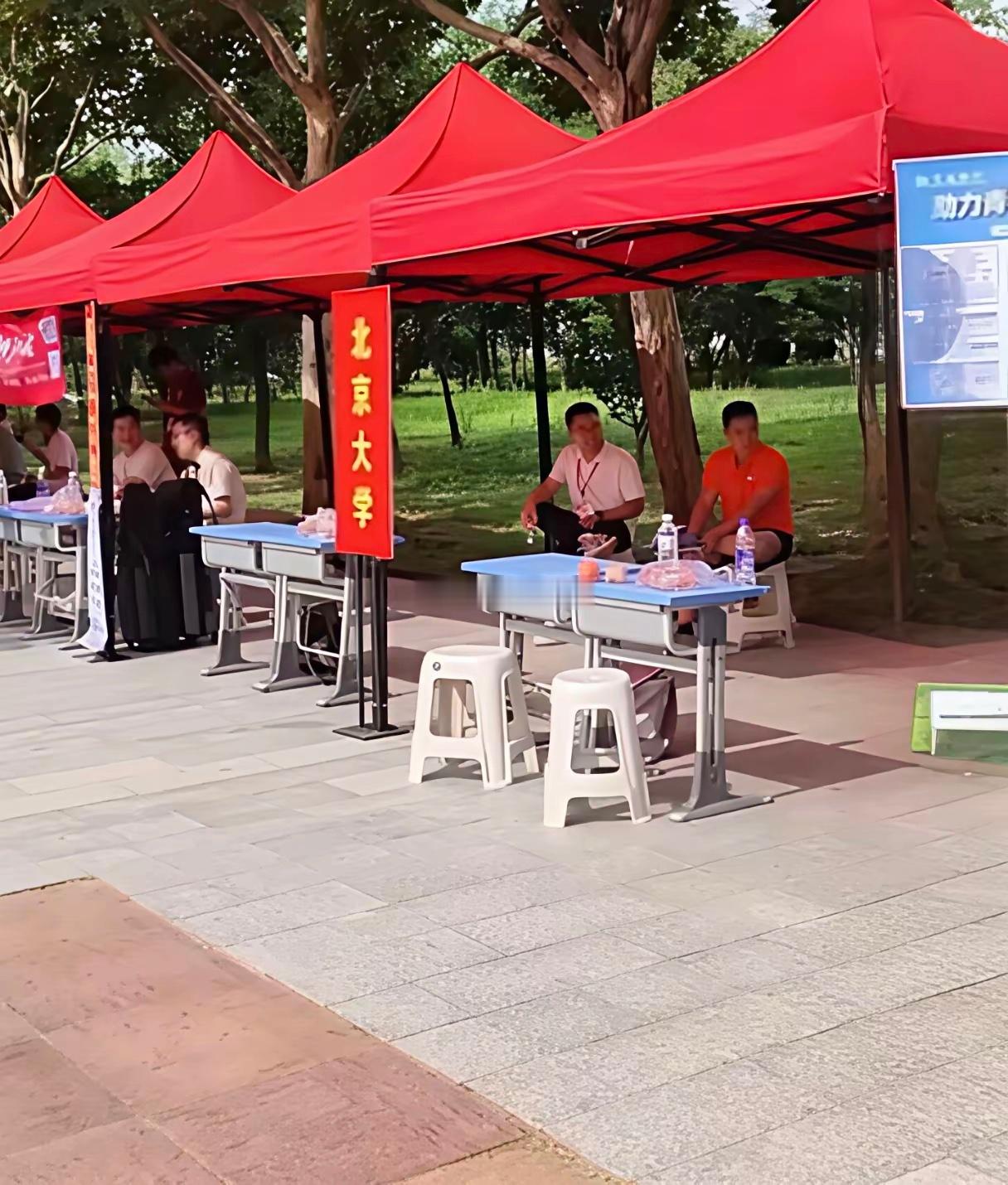这些大学招生办主任急得嘴上都起泡了，支个摊，门可罗雀，高考新生看都不看