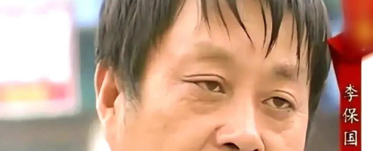 2005年，郑州，男子出摊卖鱼。突然，1女孩凑过来，瞪眼问他：“爸，你怎么在这？