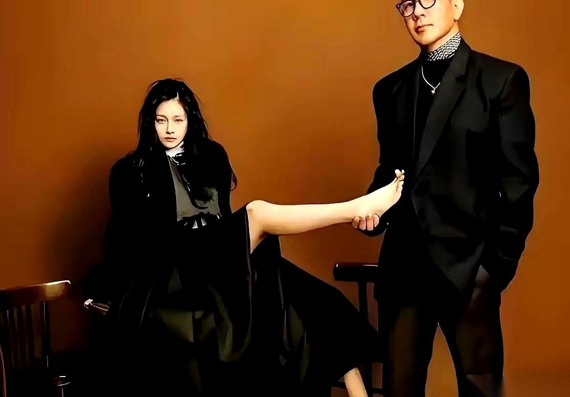 二十年前的电话号码，一通电话打过来，她就飞蛾扑火一样扑过去了。很多人都骂她傻，