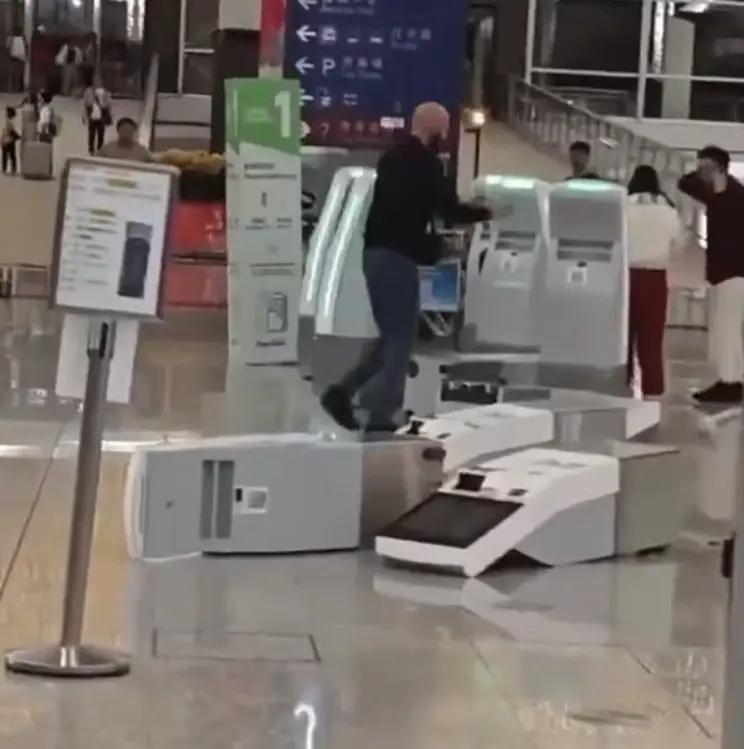 外籍男大闹机场，暴力损坏多台设备被逮捕。据媒体报道，大年除夕(16日)早上约6点