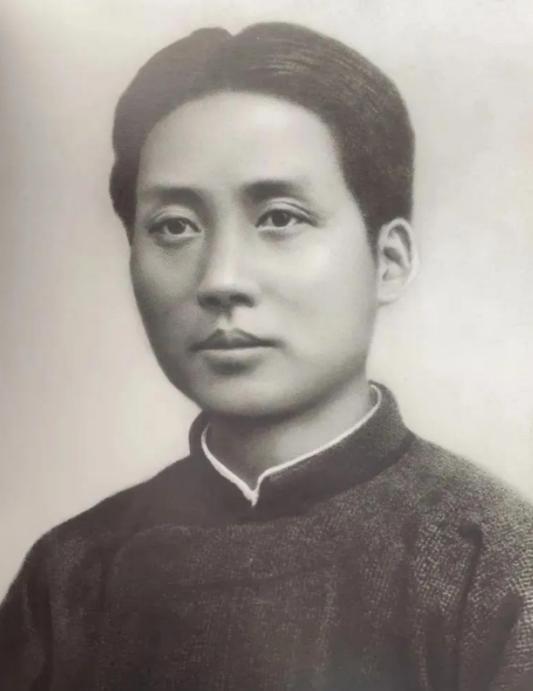 毛主席很早就见过陈赓的父亲陈道良。那时候毛主席还在学校读书，曾经到陈道良家里暂住