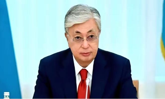 哈萨克斯坦的石油，有个毛病。家门口就是全世界最大的买家——中国，但它偏要把八成的