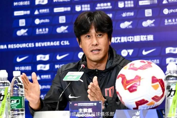 徐正源：我们为什么就不能拿中超冠军，甚至是亚冠冠军？成都蓉城主帅徐正源最近在