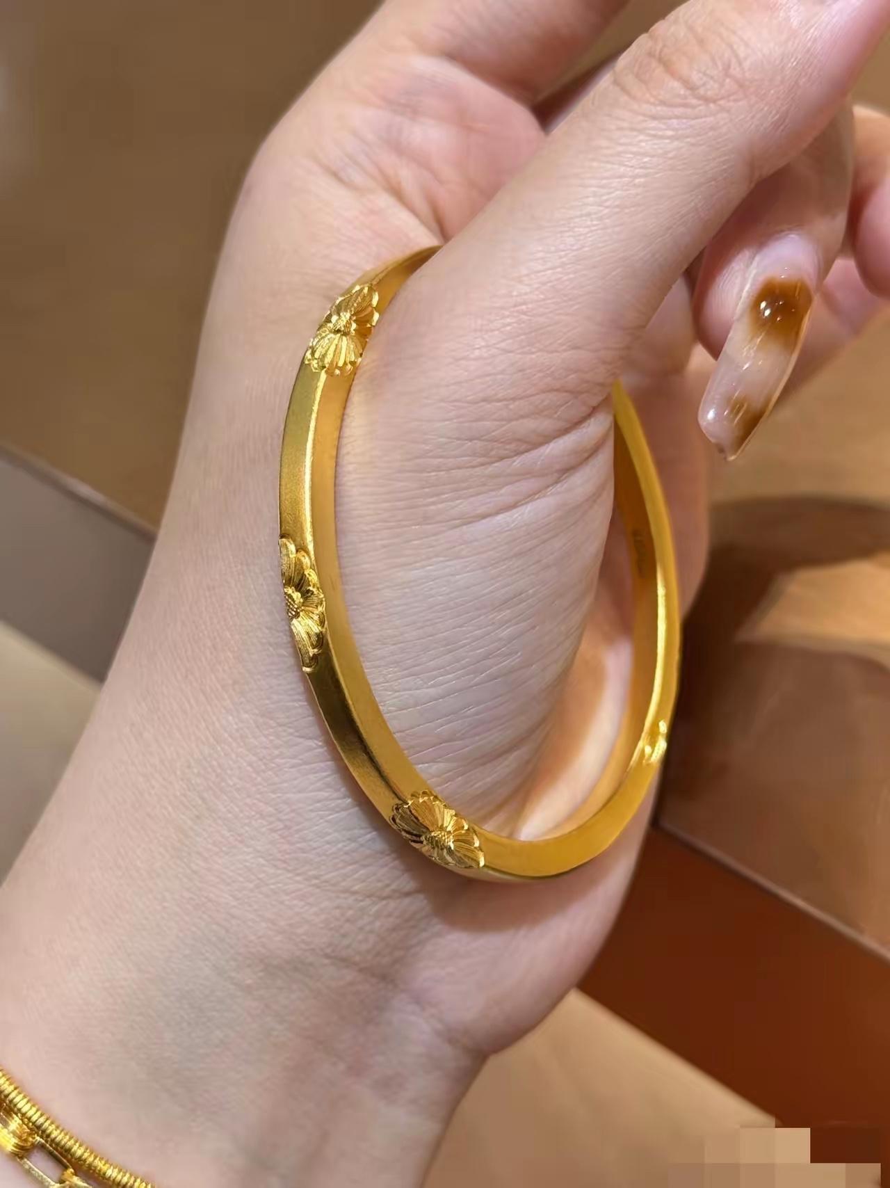 昨天跟风买黄金的人，估计今天全傻眼了！​不是金价跌到997这事，而是大批从